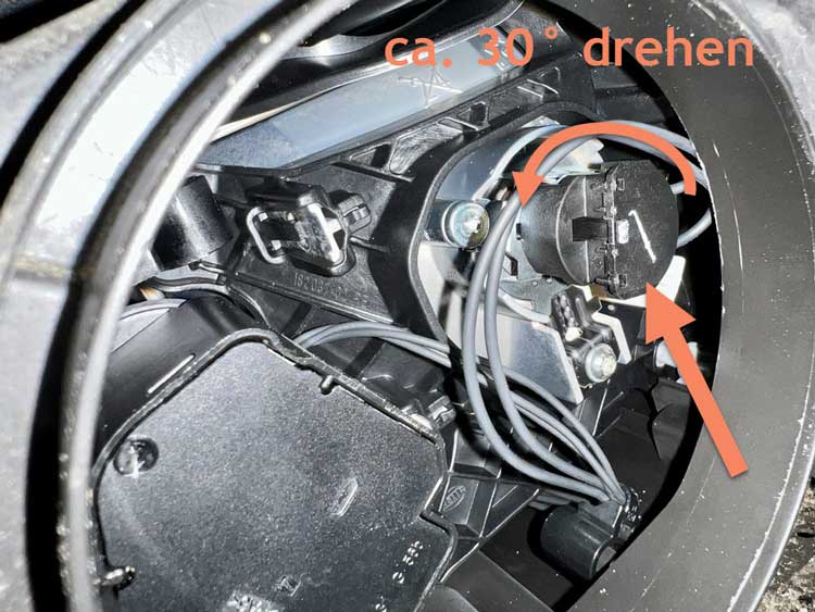 Foto eingebauter Sockel, Sockel muss durch 30° Drehung demontiert werden