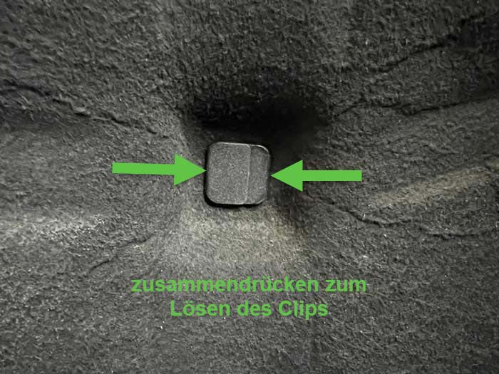 Foto vom Befestigungs-Clip, der zusammengedrückt und dann herausgezogen werden muss