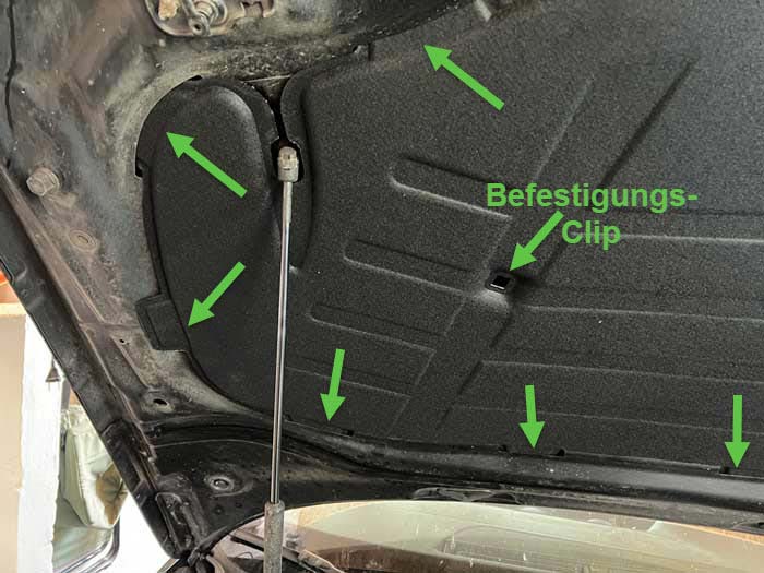Foto Einbau der neuen Motorhaubendämmung