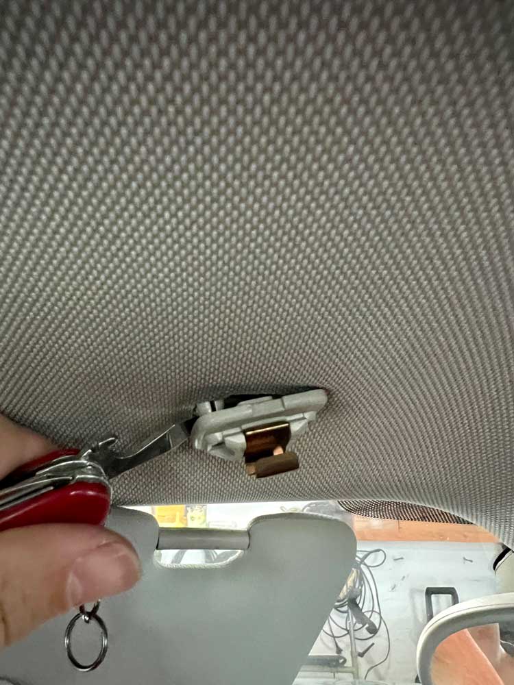 Foto: eigentliche Halterung für den Schutz entfernen wieder durch unterhebeln mit einem Schlitzschraubendreher