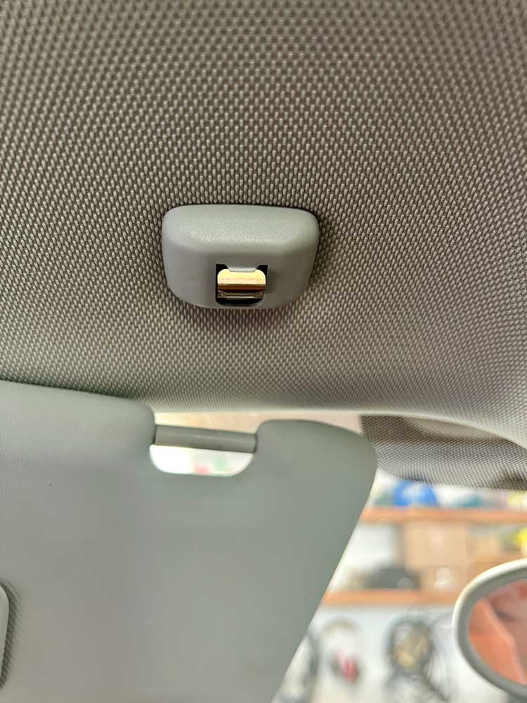 Foto eine defekten Halterung der Sonnenblende bei einem Audi