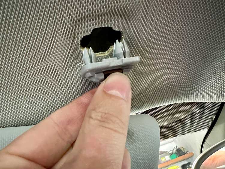 Foto komplett ausgebaute Halterung für die Sonnenblende