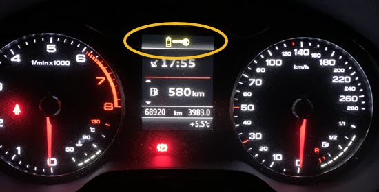 Foto Batteriesymbol wird im Audi angezeigt