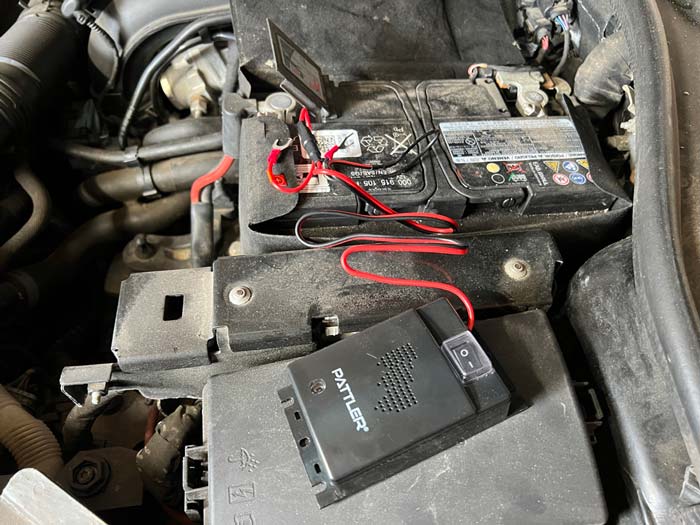 Foto Marderschreck in Motorhaube des Autos für Installation abgelegt