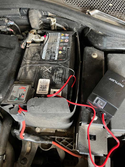 Foto Plus und Minus des Marderschreck sind an Autobatterie angeschlossen