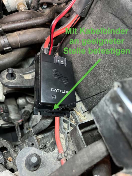 Foto Befestigung des Marderschrecks innerhalb der Motorraums mit Kabelbinder
