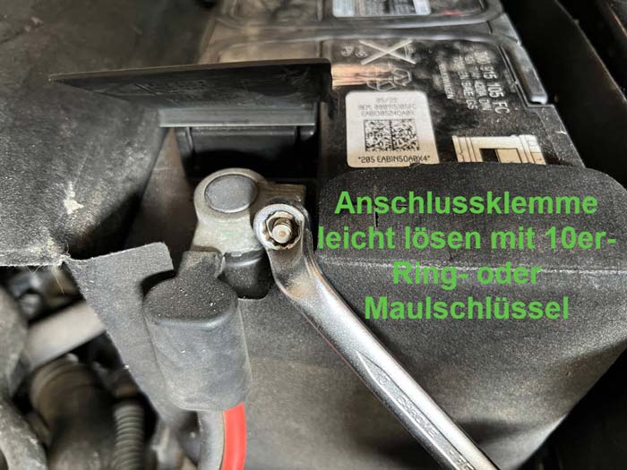 Foto Anschlussklemmen der Autobatterie mit einem 10er-Ring- oder Maulschlüssel lösen