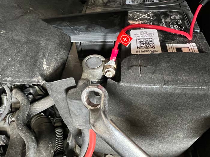 Foto des an der Autobatterie angeschlossenen Kabelschuh des Marderschreck